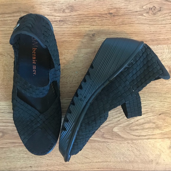 bernie mev women's halle wedge pump